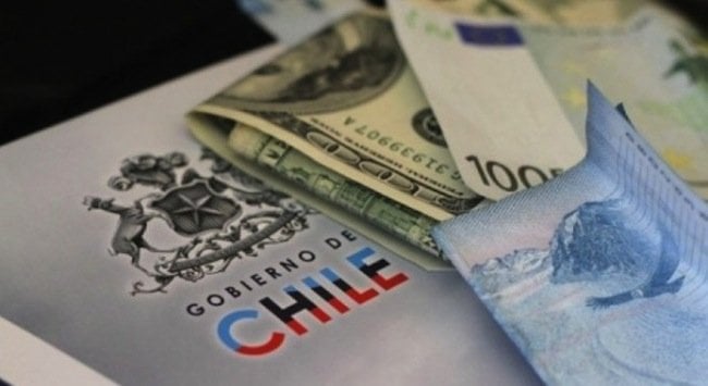 dinero y logo de gobierno de Chile