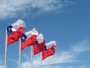 foto Banderas Chilenas, representando el mercado chileno y el hecho de importar y exportar en chile