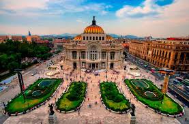 un imagen de una plaza en una ciudad, un lugar ideal para establecer varios tipos de empresas en México