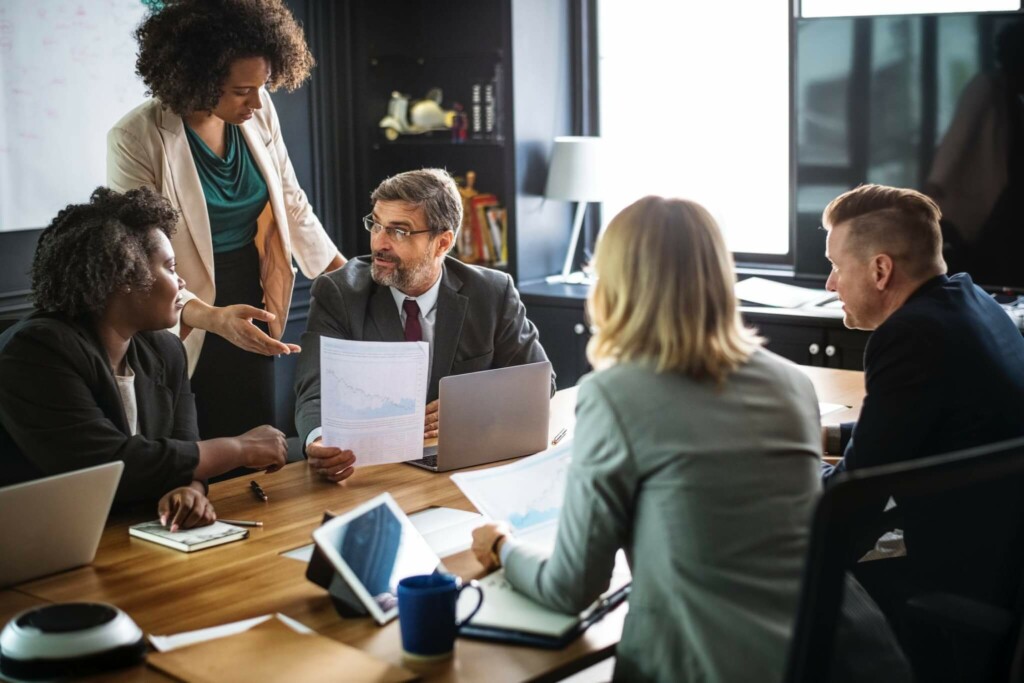 Equipo de trabajo discutiendo la inversión extranjera en Perú