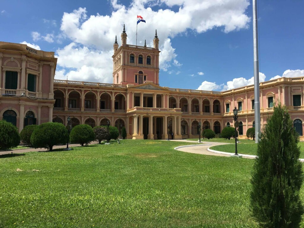 Palácio Presidencial do Paraguai, que representa o governo encarregado de aceitar os pedidos de obtenção de visto de negócios no Paraguai. 