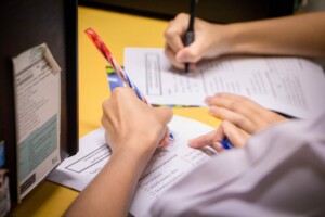 persona revisando los impuestos corporativos requeridos en México