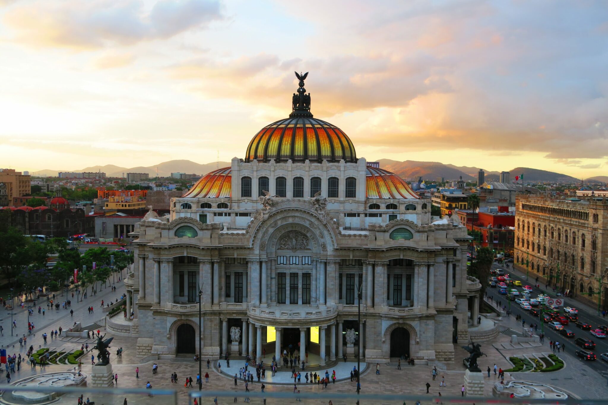 Palacio de Bellas Artes, no México, que representa uma cidade para onde vão as pessoas que contratam serviços de due diligence  de fusões e aquisições no México.