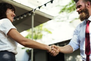 dos personas dándose la mano, podrían querer hacer un trato