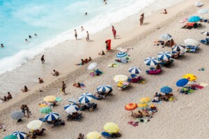 Pessoas curtindo a praia, um ponto de encontro comum para o turismo no Equador