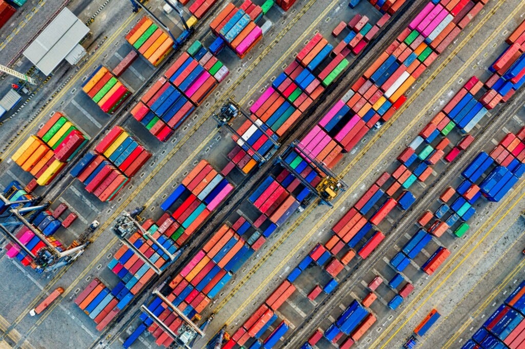 Contêineres de carga em um porto, como resultado do comércio entre China e América Latina.