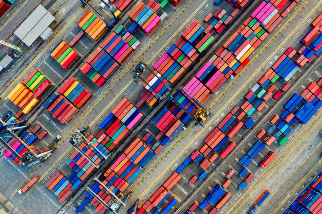 Contêineres de carga em um porto, como resultado do comércio entre China e América Latina.