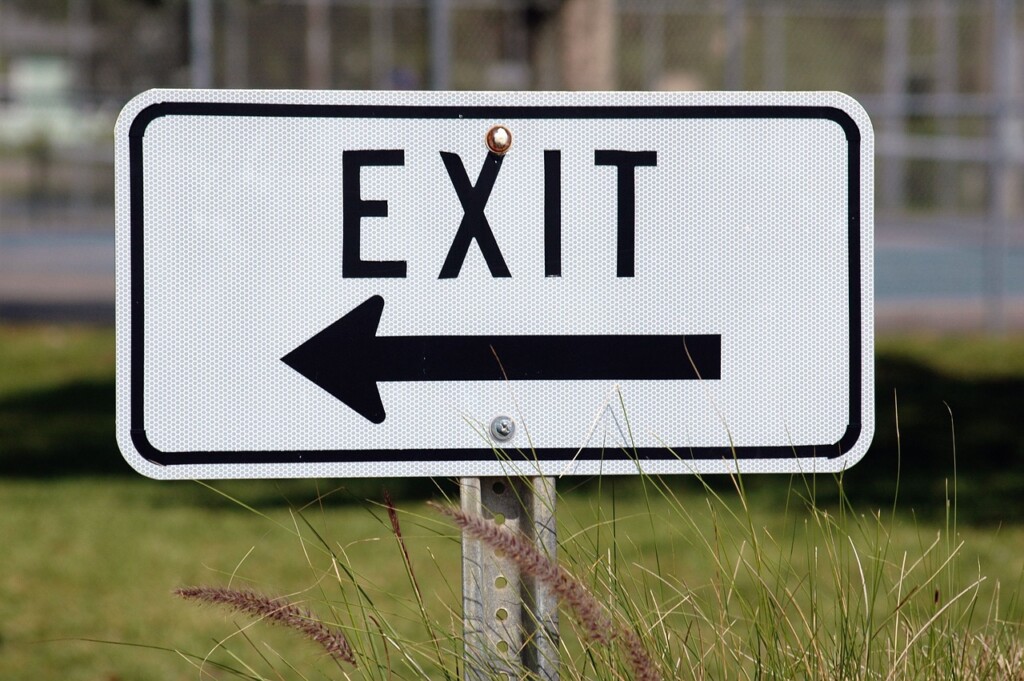 Exit Sign, representando el processo de liquidacion