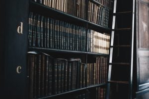 Livros de direito do trabalho no brasil em uma prateleira