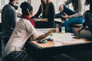 Personas discutiendo sobre el comercio en centro américa 