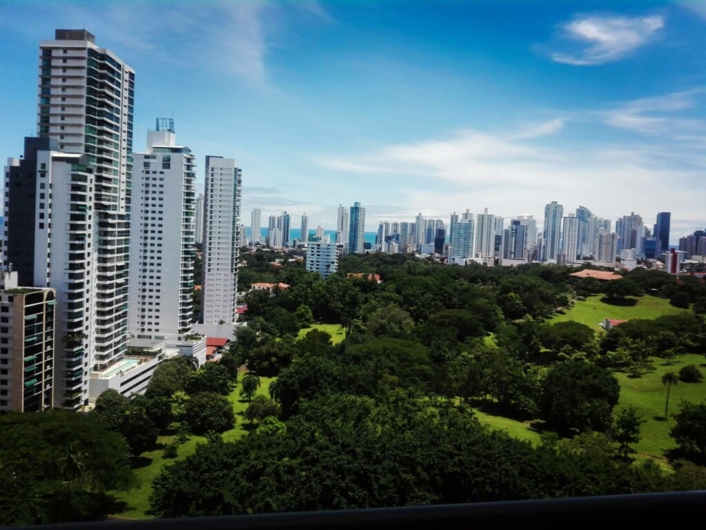 Vista aérea del parque Omar en Ciudad de Panamá, ciudad en la que se puede registrar una sociedad offshore en Panamá. 