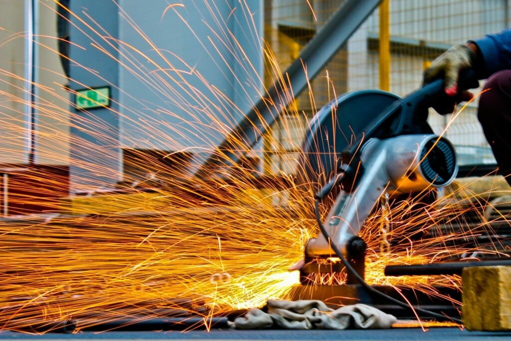 Homem usando ferramenta de construção, representando o setor de construção civil no Brasil.