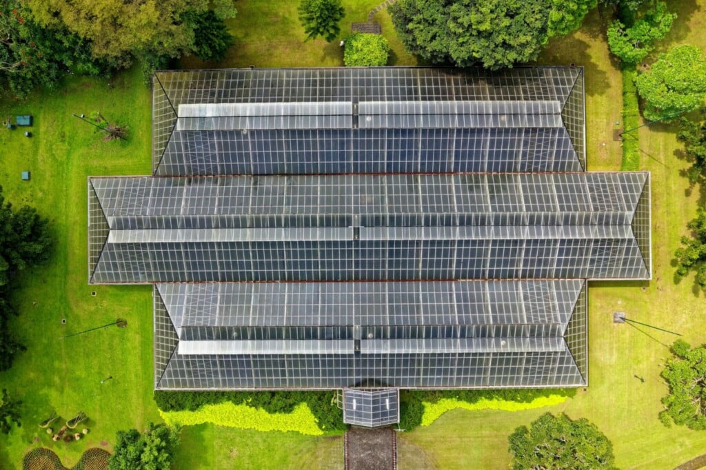 Vista aérea de um telhado de painel solar.