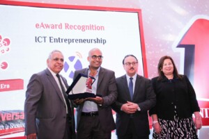 Amr Elghandour, leader in foreign entrepreneurship in Chile, accepts an award from Egyptian Minister of Communications and IT