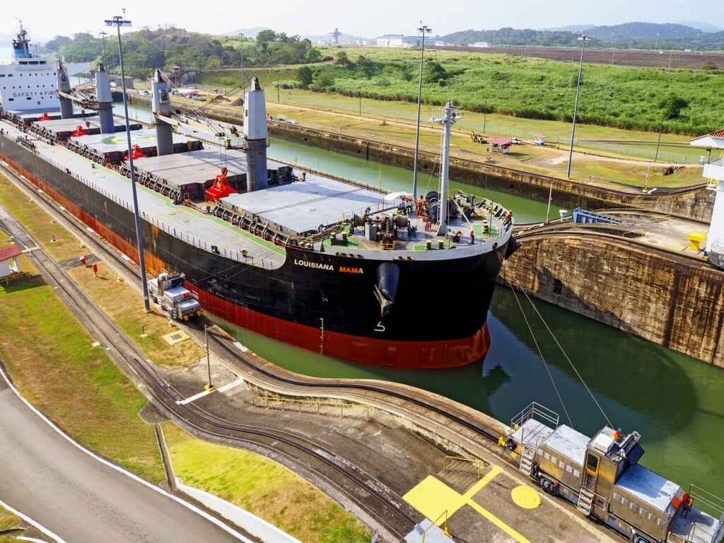 Container ship moving exports trough the Panama Canal, thanks to Panama's free trade agreements