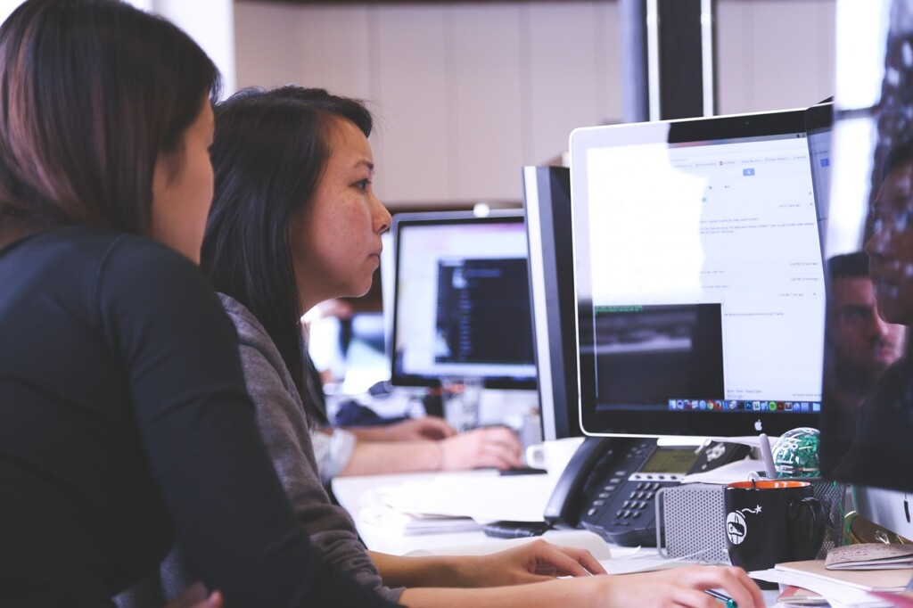 dos mujeres, podría querer registrar una marca en Guatemala