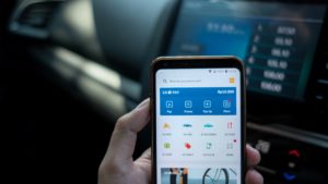 Uma pessoa investigando fintech no Brasil