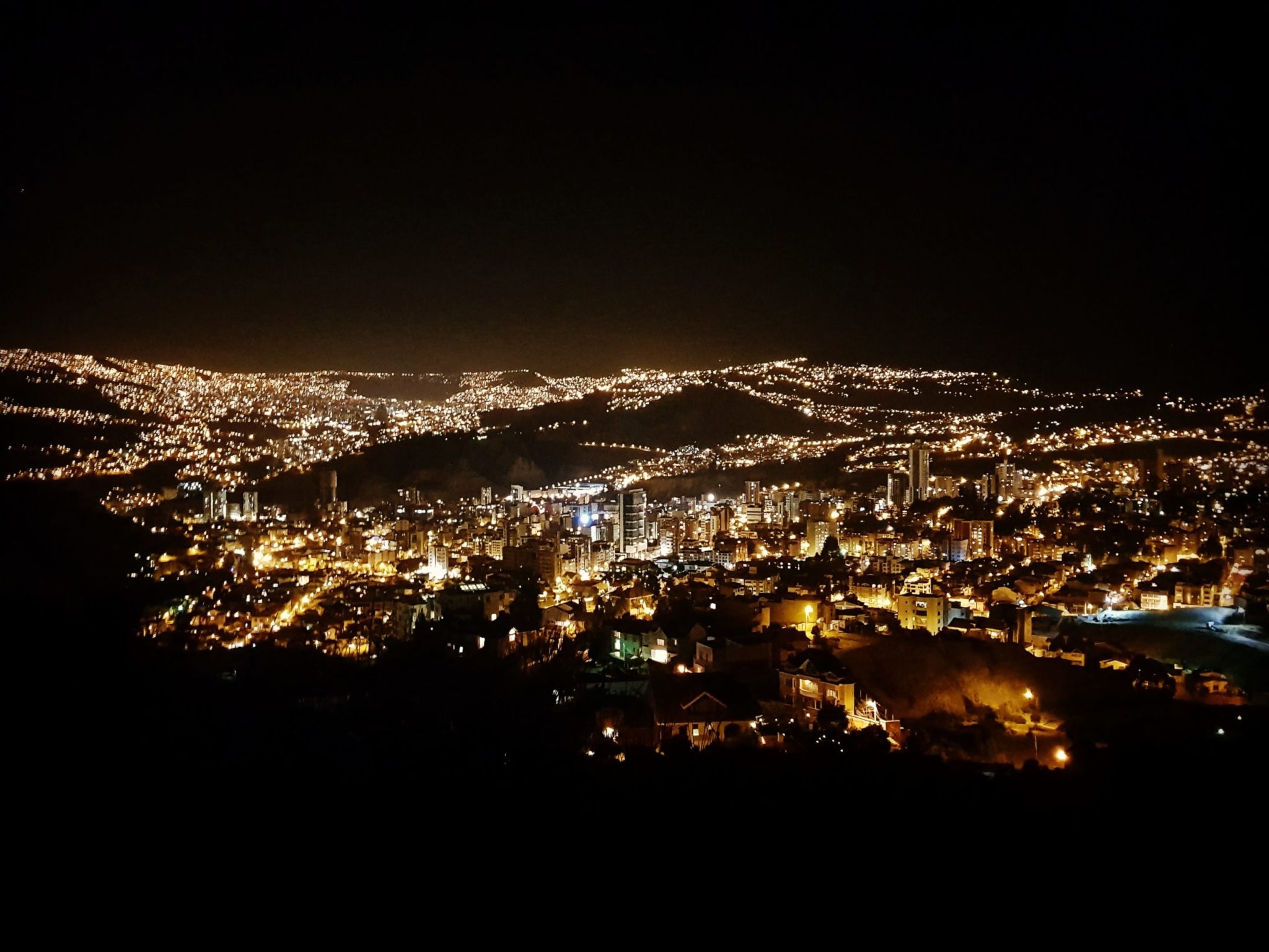 Paisaje nocturno para un artículo sobre Asociación Bolivia-Estados Unidos: mejora del comercio y negocios en Bolivia