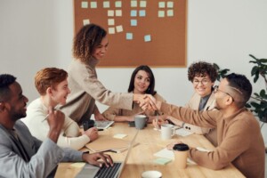 personas hablando de las relaciones Canadá América Latina