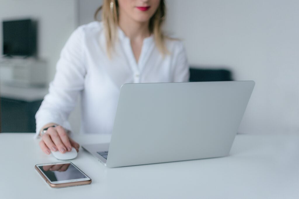 Persona realizando servicios de secretaria en Argentina