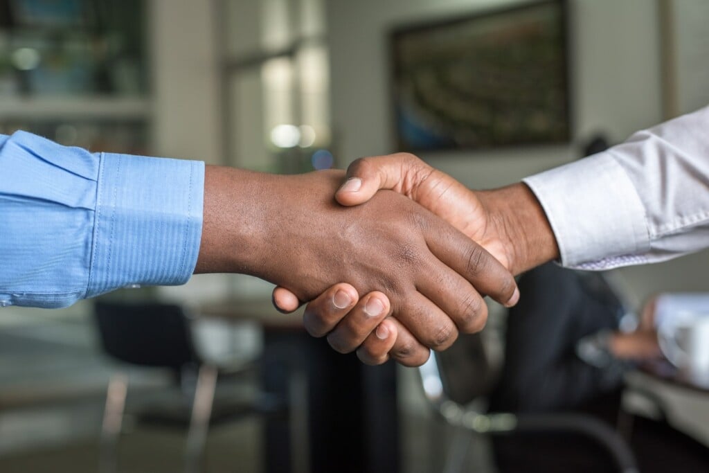 Two men shaking hands, representing two parties that have reached an agreement regarding a corporate restructuring in Mexico