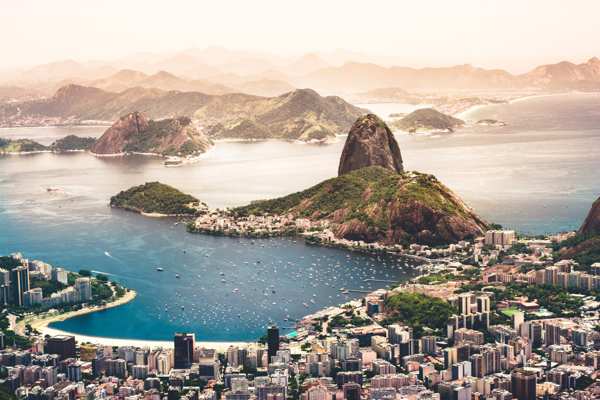Vista do Rio de Janeiro, cidade que recebe a maior parte do Investimento Estrangeiro Direto no Brasil.