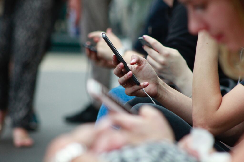 Mulher curtindo tecnologia 5G no Brasil ao usar seu celular.