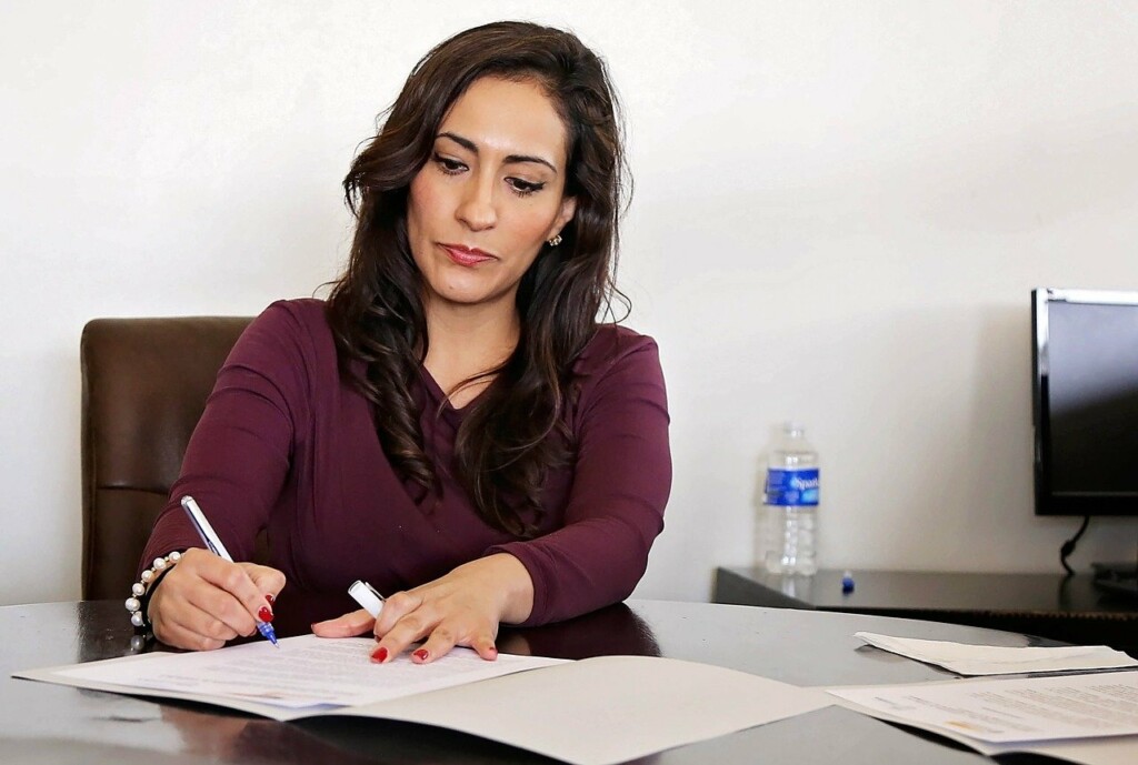 Empresaria aplicando para obtener su visa de negocios en Guatemala