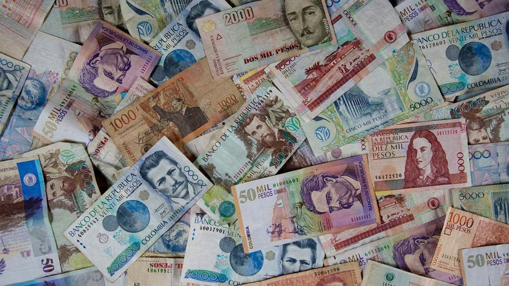 Colombian banknotes, representing local taxes in Colombia