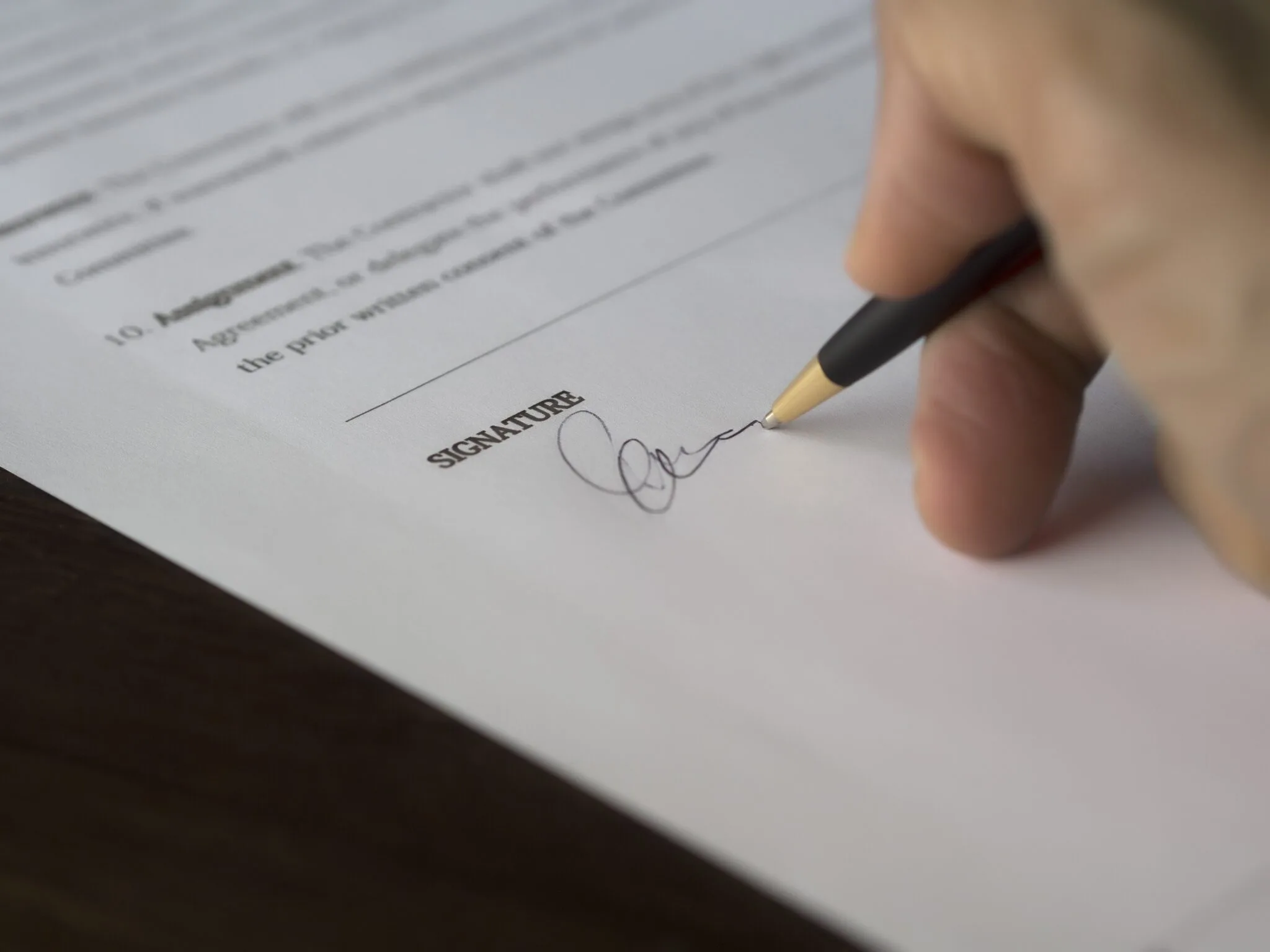 Homem assinando um documento