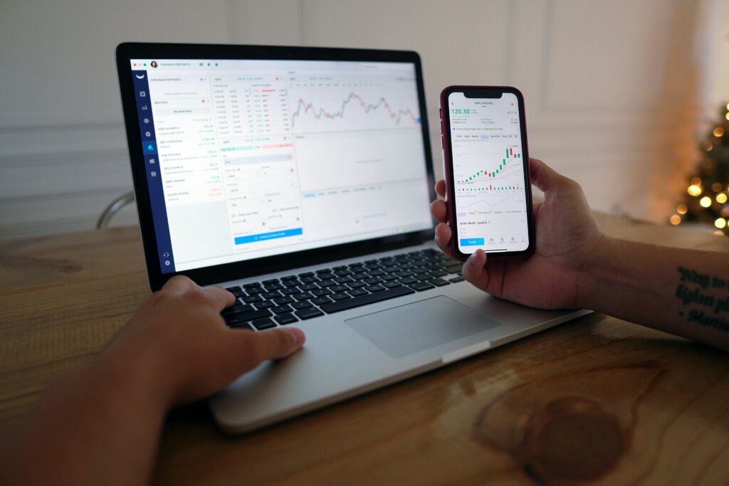 Un computador y un teléfono mostrando los beneficios de invertir en zonas drancas en uruguay