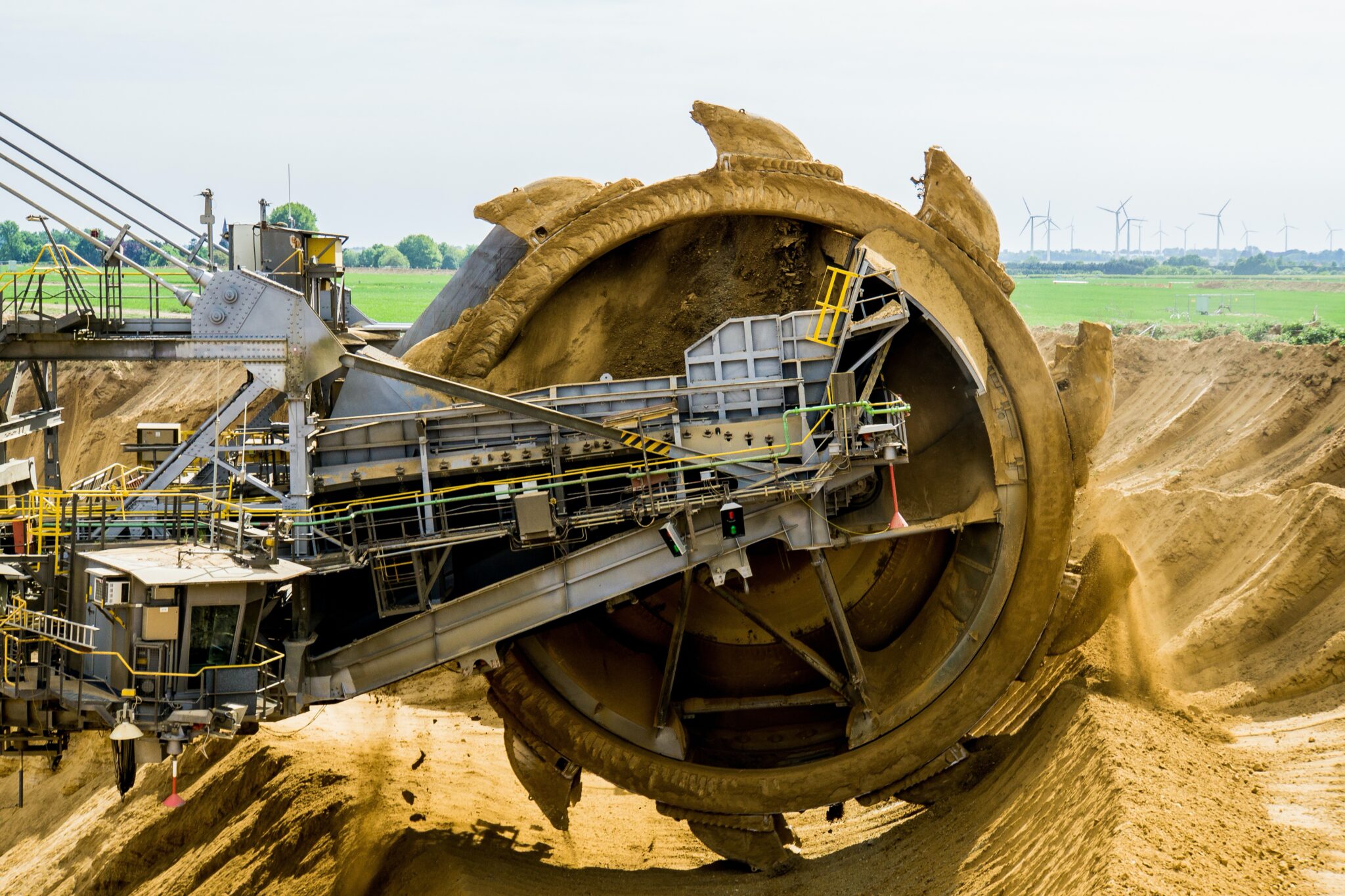 Máquinas de exploração mineira, representando as atividades que as empresas estrangeiras podem realizar quando obtêm umas licenças de mineração no Chile.