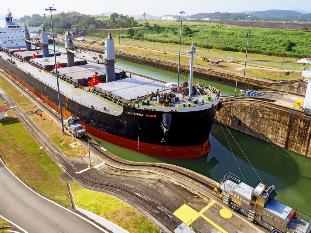 Un barco de carga cruzando por el canal de Panamá