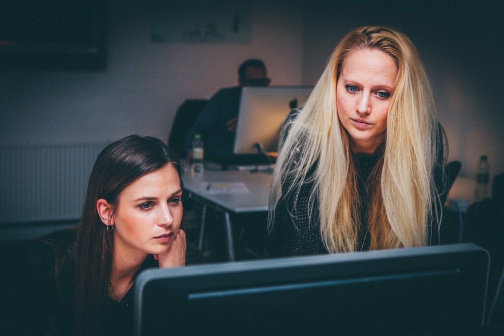 Dos mujeres mirando un computador