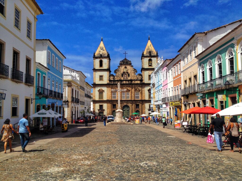Calle colonial en El Salvador. Pías donde un agente de formación de empresa le puede ayudar a expandir su negocio
