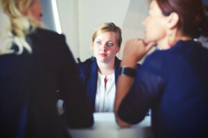 personas contratando un empleador de registro en El Salvador