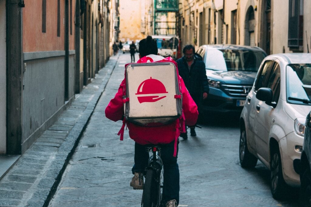 Delivery man using a bicycle, representing a foo delivery Paraguay startup. 