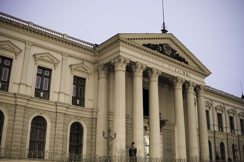 Palacio Nacional de El Salvador ubicado en San Salvador, ciudad en la que un inversionista extranjero puede contratar una firma legal para realizar un proceso de debida diligencia en El Salvador. 