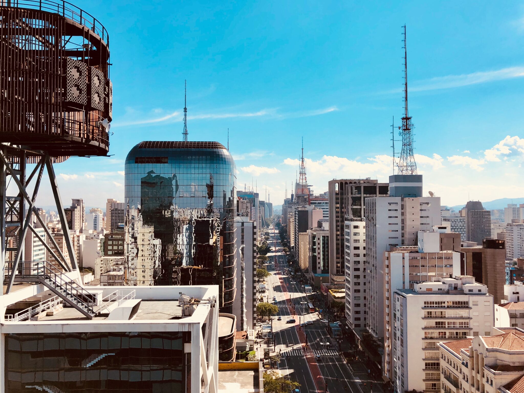 Vista aérea de São Paulo, uma cidade onde os investidores estrangeiros podem contratar os serviços de um contador tributário internacional no Brasil. 