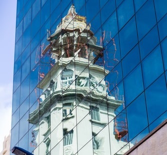 Um reflexo de um edifício governamental no Uruguai
