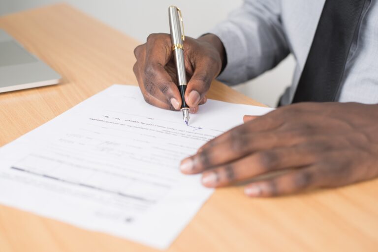 persona firmando declaración de impuestos en Chile