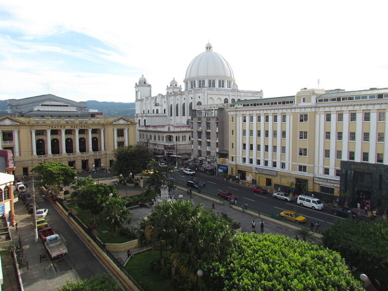 Centro histórico de San Salvador, ciudad en la que muchos deciden incorporar una empresa en El Salvador. 