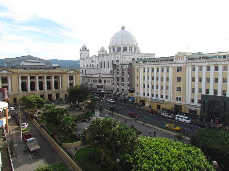 Centro histórico de San Salvador, ciudad en la que muchos deciden incorporar una empresa en El Salvador.
