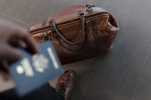 Persona con maleta y visa de inversionista en México