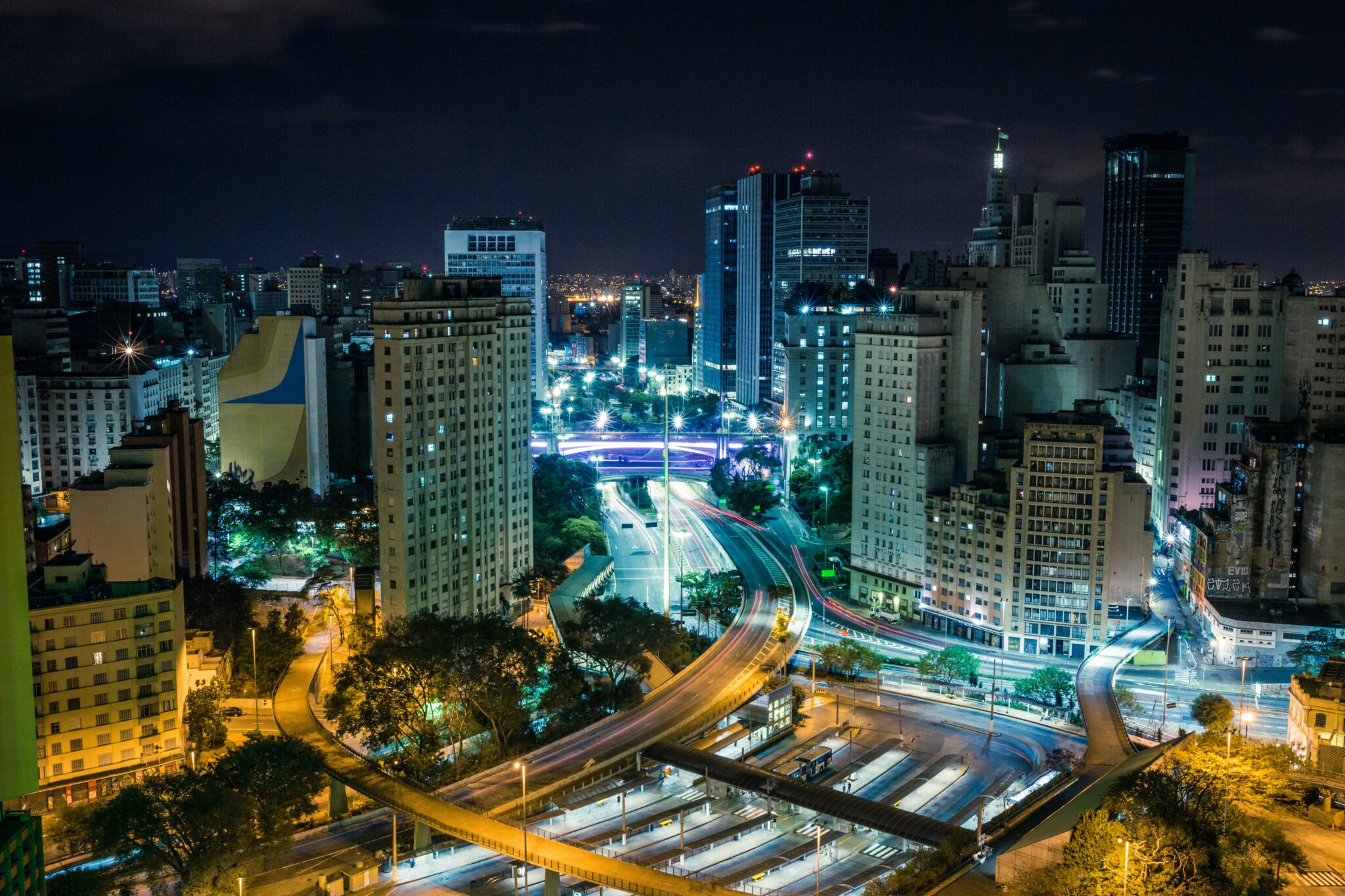Vista aérea de Sao Paulo, la ciudad más grande de Brasil, una ciudad popular para los inversores extranjeros que quieren comprar una propiedad en Brasil. 