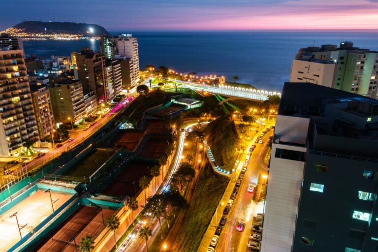 Vista aérea de Lima, donde usted puede contratar abogados corporativos que le ayudarán con su registro de productos en Perú. 