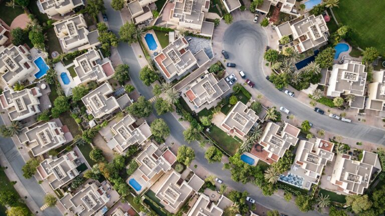 Casas residenciales vistas desde arriba, representando propiedades en Santiago de Chile, que pueden ser compradas por extranjeros