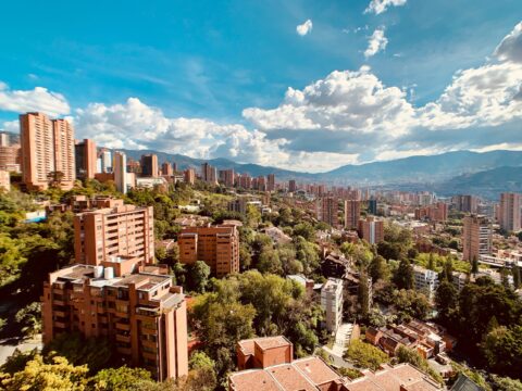 Vista aérea de Medellín, una ciudad importante en Colombia