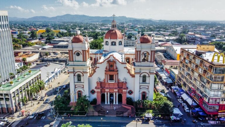 Catedral de San Pedro Sula en Honduras, una ciudad que ofrece múltiples oportunidades de negocios para hacer considerando hacer negocios en Honduras.