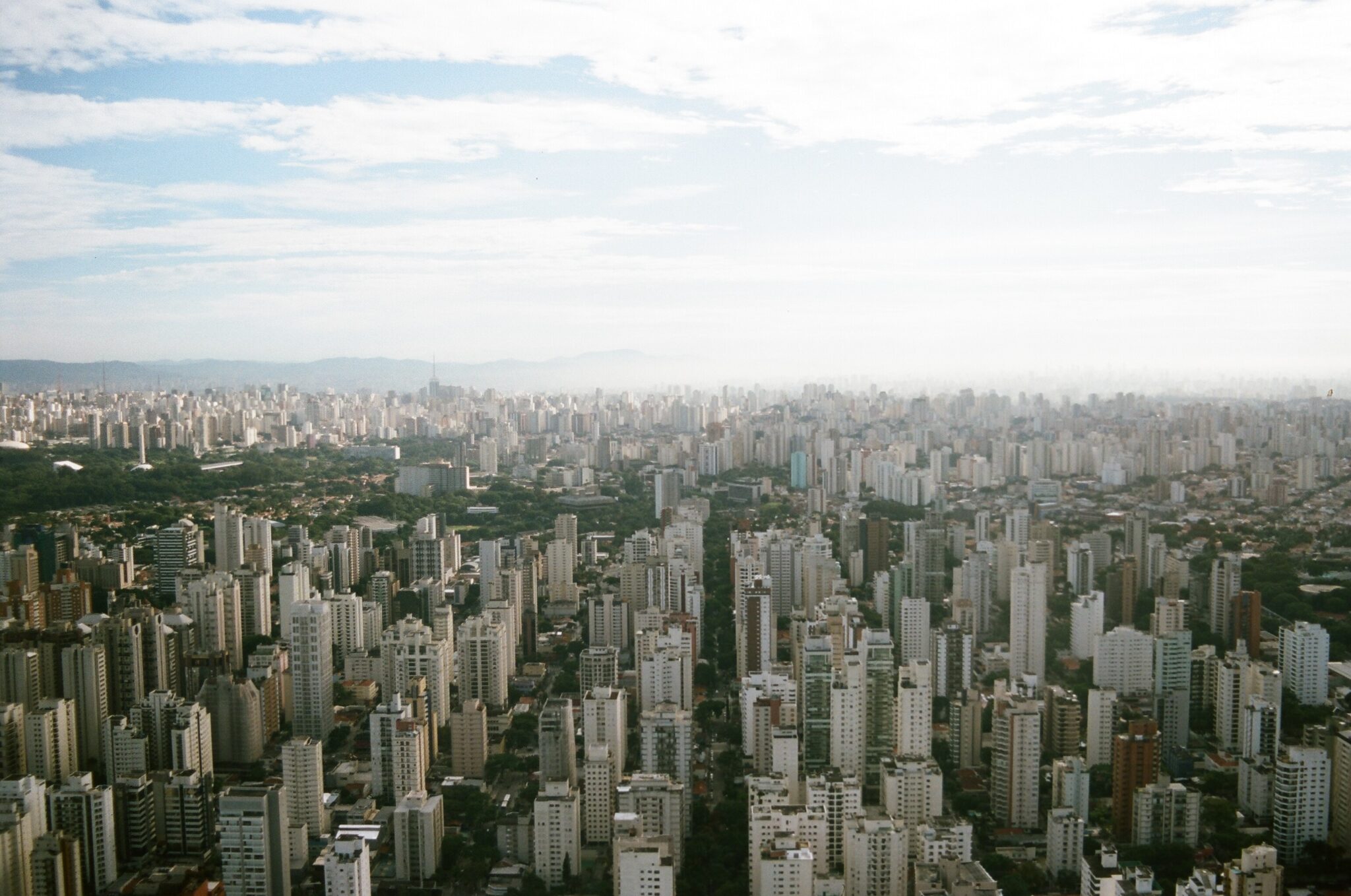 Vista aérea de la ciudad de Sao Paulo, ciudad donde se puede realizar un proceso de debida diligencia en Brasil.